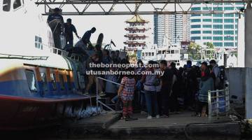 TIBA: Penumpang turun dari bot ekspres yang baharu tiba di Terminal Bot Ekspres Sibu.