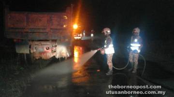 BERSIH: Anggota Bomba dan Penyelamat Bahagian Sri Aman melakukan pembersihan kesan tumpahan minyak terbabit.