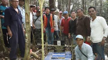 ALBUM: Dr Rayong bersama peserta ekspedisi yang menawan puncak Bukit Keruin bergambar bersama sebelum meninggalkan kubur wirawan Bantin.