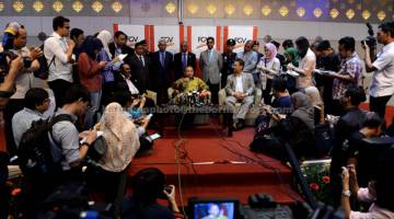 TUMPUAN MEDIA: Mohd Isa ketika sidang media selepas Majlis Penyampaian Sumbangan Ramadan FGV 2017 di Menara FELDA di Kuala Lumpur semalam. — Gambar Bernama