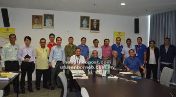 JAWATANKUASA: Dr Annuar (duduk, dua kiri) merakam kenangan bersama ahli jawatankuasa Majlis Berbuka Puasa Perdana Peringkat Sibu.