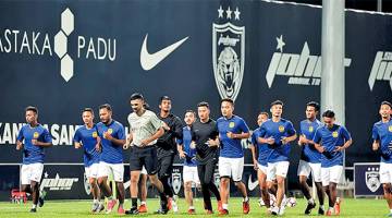 TEWAS: Pemain skuad kebangsaan memulakan sesi latihan dengan ketua jurulatih baru Nelo Vingada bagi menghadapi saingan kelayakan Piala Asia 2019 di Padang Seri Gelam, Johor Bahru dalam gambar fail bertarikh 29 Mei 2017. — Gambar Bernama