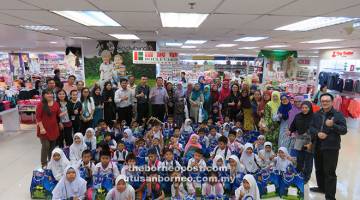 UNTUK ALBUM: Guru, murid dan kakitangan Boulevard bergambar kenangan selepas program membeli-belah kelengkapan Aidilfitri.