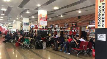 SESAK: Keadaan Terminal Bas Kuching Sentral yang dipenuhi orang ramai.