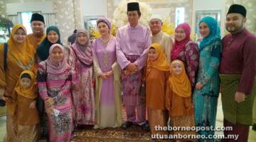 SELAMAT HARI RAYA: Abang Khalid (lima kanan) serta isteri Datin Seri Lily Johari (lima kiri) merakam kenangan bersama tetamu yang hadir ke Majlis Rumah Terbuka Aidilfitri mereka di Kuching, Ahad lalu.