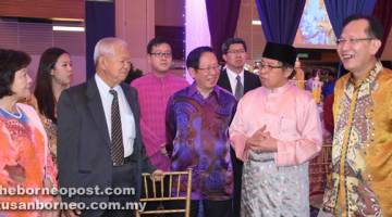 KUNJUNGAN AIDILFITRI: Henry dan rombongan merakam kenangan semasa mengadakan kunjungan Aidilfitri terhadap beberapa kenamaan di Kuching.