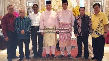 TETAMU: Abang Khalid (tiga kanan) bersama tetamu pada Majlis Rumah Terbuka Aidilfitri di ke-diamannya di Kuching semalam.