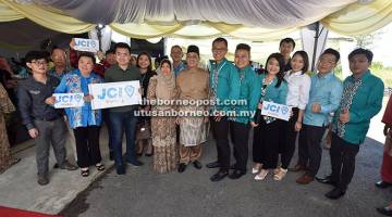 PERTUBUHAN: Rombongan daripada pertubuhan bukan kerajaan tidak ketinggalan merakam kenangan bersama Fadillah serta isterinya Ruziah (empat kiri) semasa rumah terbuka di kediaman beliau.