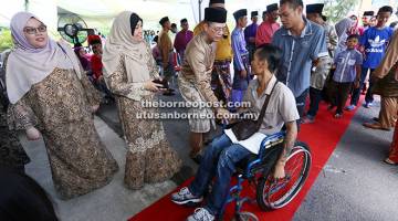 MESRA: Fadillah bersama isterinya Datin Seri Ruziah Mohd Tahir (dua kiri) mengalu-alukan tetamu yang datang berkunjung ke rumah terbuka beliau semalam.