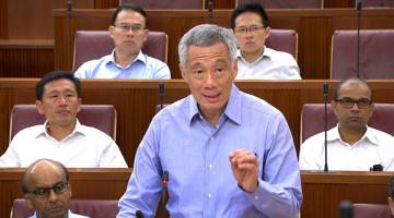 PENJELASAN DITUNTUT: Lee menjelaskan tentang perbalahan keluarganya semasa sesi khas Parlimen di Singapura, semalam. — Gambar Reuters