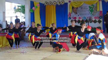 KONTEMPORARI: Kumpulan tarian SMK Pujut menunjukkan gerak tari tradisional kontemporari. 