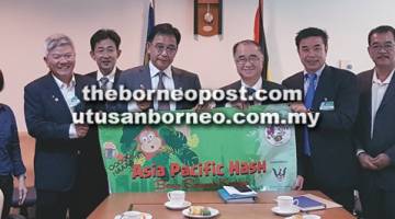 TARIK MINAT ANTARABANGSA: (Dari empat kiri) Karim, Fong dan Johnson memperagakan kain rentang Asia-Pacific Hash bersama jawatankuasa kelab yang lain.