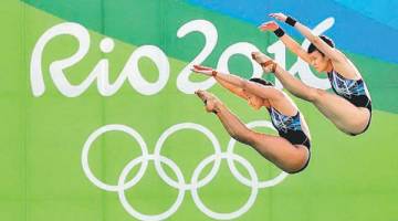 Fail foto BERNAMA menunjukkan Pandelela dan Jun Hoong beraksi pada Olimpik Rio 2016 dimana mereka berdua berjaya memenangi pingat perak dalam acara  terjun 10 meter platform seirama wanita. 