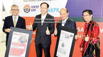 TEO (dua kiri), Azzaddin (kiri), Shahril (dua kanan) dan Wong (kanan) menunjukkan tanda bagus untuk iklan KWSP yang disiarkan di Utusan Borneo dan The Borneo Post.