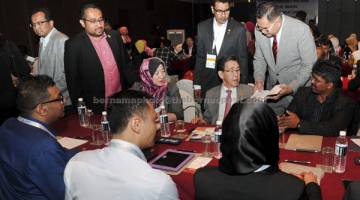 PERBINCANGAN: Raphy (kanan berdiri), Loh (duduk, dua kanan), Abdul Kadir (berdiri, dua kanan) dan Osmirizan (berdiri kiri) berbincang sesuatu ketika perjumpaan DPMMNJ, Dewan Perniagaan dan Perindustrian Cina Johor Bahru (JBCCCI), Dewan Perniagaan dan Perindustrian India Johor (JICCI) dengan SMCCI, Johor Bahru, semalam. — Gambar Bernama