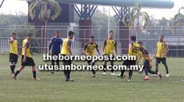 BERSEDIA: Pemain-pemain Sarawak menjalani latihan dalam persiapan bagi menghadapi Selangor di Stadium MPS, Selangor malam ini.