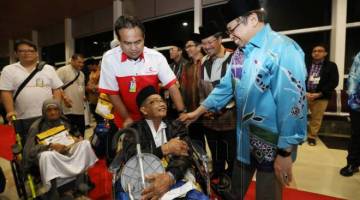 Abang Johari mengucapkan selamat jalan kepada para jemaah haji Sarawak yang berlepas ke tanah suci Mekah di LTAK di sini, malam tadi.