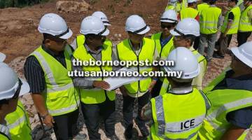 LAWATAN TAPAK: Zuraimi kelihatan bersama rombongan dalam lawatan kerjanya ke tapak pembinaan Lebuh Raya Pan Borneo Sarawak, semalam.