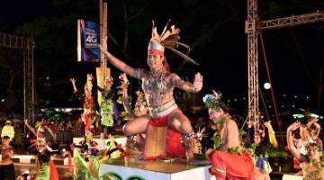 PAMER PERPADUAN: Persembahan pembukaan yang melambangkan perpaduan etnik dan budaya di Sarawak.