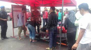 MATI LEMAS: Mayat mangsa dibawa ke Pos Kawalan Bomba sebelum dihantar ke Hospital Miri.