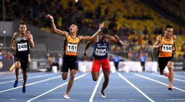 RAJA PECUT ASEAN: Khairul Hafiz (tengah) meraikan kemenangannya ketika beraksi pada final acara 100 meter lelaki di Stadium Nasional Bukit Jalil, Kuala Lumpur semalam. — Gambar Bernama