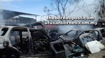 TERBAKAR: Kereta yang musnah dalam kebakaran di bengkel kereta di Inanam.