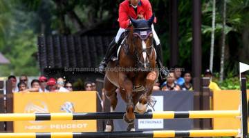 PINGAT PERAK: Sharmini sedang beraksi dalam acara Individu Show Jumping dalam Sukan SEA Kuala Lumpur 2017 di Puusat Equestrian 3Q, semalam. — Gambar Bernama