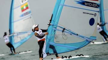 BERTENAGA: Cheow Lin ketika beraksi dalam kategori Windsurfing RS One Wanita pada Sukan SEA KL2017 di perairan Kuah Kompleks Sukan Perahu Layar Kebangsaan, semalam. — Gambar Bernama