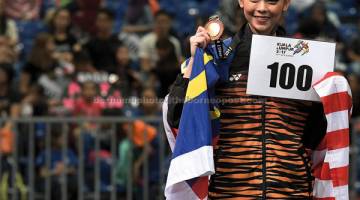 TERBAIK: Amy Kwan bersama pingat emas yang ke-100 Malaysia. — Gambar Bernama