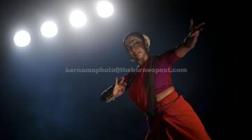 TARIAN KLASIK: Tiga genre tari, Bharatanatyam, Odissi dan Kathak yang merupakan kesenian tradisi dan tarian klasik masyarakat India dipersembahkan kepada para penonton pada Program Panggung Seni Tradisional (PSP) Malaysia Tourism Centre (MaTiC) anjuran Jabatan Kebudayaan dan Kesenian Negara (JKKN) baru-baru ini. Setiap genre tari klasik ini mempunyai cerita dan drama tersendiri serta ditarikan pada ritual keagamaan Hindu. — Gambar Bernama