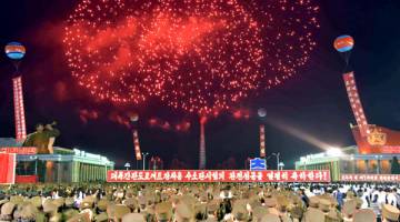 GILANG-GEMILANG: Pertunjukan bunga api diadakan untuk meraikan ujian nuklear terbesar Korea Utara di Pyongyang kelmarin. — Gambar KCNA/Reuters