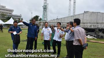 PASTIKAN LANCAR: Wong (tiga kiri) serta yang lain ketika meninjau persiapan sambutan Hari Malaysia Peringkat Negeri di Dataran Bandar Sibu semalam.