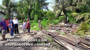 SIMPATI: Sebastian (tiga kanan) bertemu dengan penduduk Kampung Merican Lutong selepas sembilan rumah setinggan di situ dirobohkan, petang kelmarin.