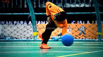 MANTAP: Pemain goalball negara Muhammad Amirul Ahmad beraksi menentang Thailand sempena Para ASEAN Kesembilan di Pusat Pameran dan Dagangan Antarabangsa Malaysia, Kuala Lumpur kelmarin. — Gambar Bernama