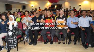 SEMINAR: (Dari dua kanan) Chin, Andre, Ong dan Balbir bersama peserta seminar di Kuching Ahad lalu.