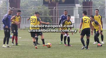 GIGIH: Pemain-pemain Sarawak memanaskan badan sebelum memulakan sesi latihan di Stadium Negeri, Petra Jaya Kuching kelmarin. Gambar sisipan Posa.