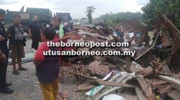 DIROBOHKAN: Keadaan gerai di tepi Jalan Batu Kitang-Bau tidak jauh dari Kampung Bumbok yang dirobohkan pihak berkuasa tempatan semalam.