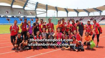 RAIKAN BERSAMA: Atlet SMK Tabuan Jaya meraikan kejayaan bersama Penolong Jurulatih Mas Ibrahim (tujuh kanan) selepas kejohanan berakhir.