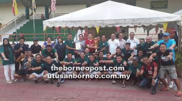 TAHNIAH: Ding (lapan kiri) menyampaikan piala kepada Pengurus Pasukan IPD Sarikei, ASP Abdul Samat manakala Junaidi (tujuh kiri) menyampaikan sijil kepada Inspektor Muhd Suhaili Abdullah.