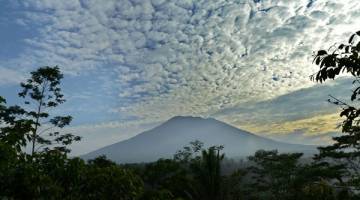 BERBAHAYA: Pemandangan menunjukkan keadaan di sekitar Gunung Agung di Karangasem, Pulau Bali semalam. — Gambar AFP