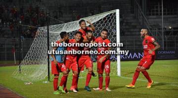 RAIKAN BERSAMA: Mateo Roskam (tiga kiri) dikerumuni rakan sepasukan selepas menjaringkan gol pertama menentang Kedah di Stadium Negeri, Petra Jaya malam kelmarin.