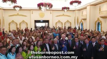 SOKONG PM: Masing (depan, tujuh kanan) bersama beberapa pemimpin lain dari Sarawak dan ketua masyarakat dan pemimpin akar umbi dari Kanowit, Song, Kapit dan Belaga merakam kenangan dengan Najib (depan, enam kanan).