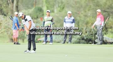 BERSAING: Salah seorang pemain ketika melakukan pukulan birdie Kejohanan Golf Terbuka Sarawak Amateur Masters Ke-10 di KGS, semalam.