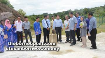 DEWAN BAHARU: Dr Abdul Rahman (depan, tiga kanan) bersama yang lain melawat projek dewan SMK Seri Patiambun Limbang semalam.