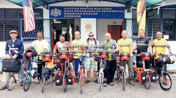 TERUSKAN MISI: Rombongan sebelum berangkat dari Limbang ke Labuan.