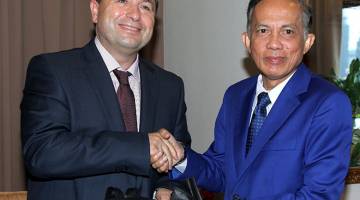 KUNJUNGAN HORMAT: Azman (kanan) ketika menerima kunjungan hormat Duta Austria ke Malaysia, Dr Michael Postl di Wisma Bernama semalam. — Gambar Bernama