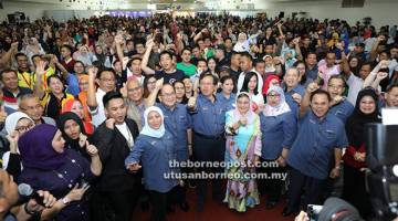 BERSATU: Abang Johari (tengah) dan isteri Datin Patinggi Datuk Juma’ani Tuanku Bujang bersama pemimpin negeri dan peserta Program Lan Berambeh Anak Sarawak 2017 melaungkan ‘ohha!’ selepas sesi Santai Bersama Abang Jo di Dewan Tun Razak, PWTC Kuala Lumpur semalam.