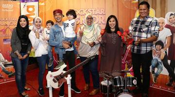 TERBAHARU DI ASTRO: Ayu, Andra, Tomok dan Arrian bergambar bersama  (dari kiri) Razlin, Norazian Mohd Zahir (Penerbit Eksekutif Rockstar Junior), Putri Yasmin Megat (Naib Presiden Perniagaan Gen Next Astro) dan Charl Fitry (Pengurus Kanan Jabatan Pemasaran Kumpulan Media Karangkraf).