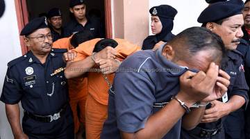 DIDAKWA: Tiga anggota Tentera Laut Diraja Malaysia (TLDM) didakwa di Mahkamah Majistret Seri Manjung, Lumut, semalam,. — Gambar Bernama