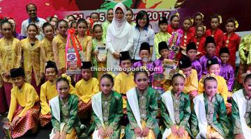 TAHNIAH: Fatimah merakam kenangan bersama pemenang pertandingan tarian sempena Pesta Buku Borneo 2017.